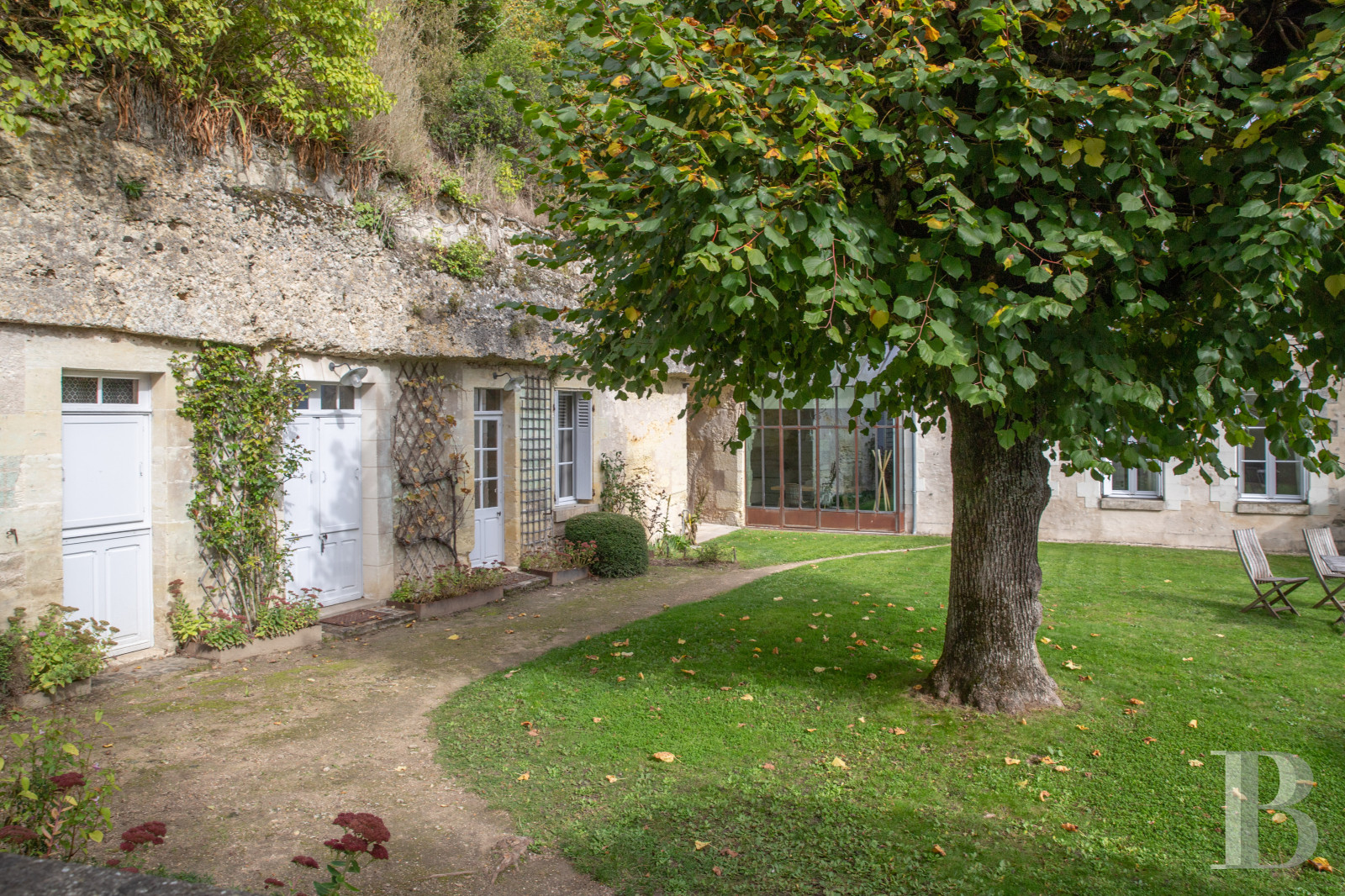En Indre-et-Loire, sur les hauteurs d’un village, près d’Amboise, un château et son hameau en bordure de forêt - photo  n°24